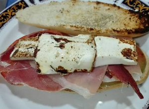 Una foto de 50. Tapa o bocata de jamón y queso fresco