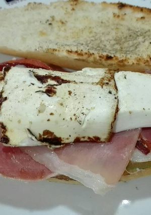 Una foto de 50. Tapa o bocata de jamón y queso fresco