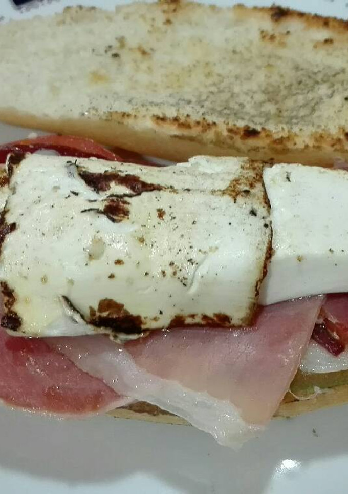Una foto de 50. Tapa o bocata de jamón y queso fresco