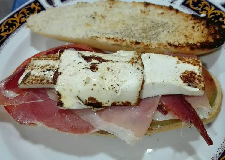 50. Tapa o bocata de jamón y queso fresco