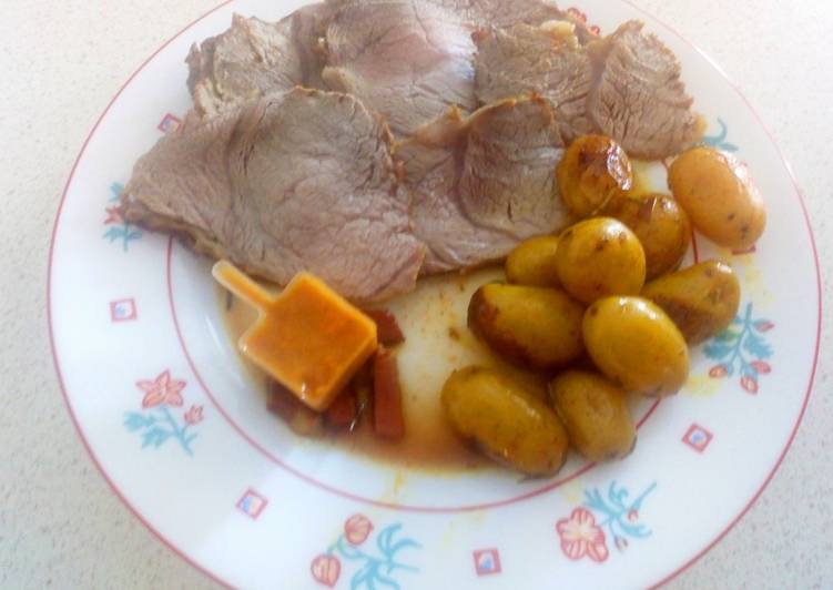 Steps to Prepare Homemade Roast beef con patatine novelle