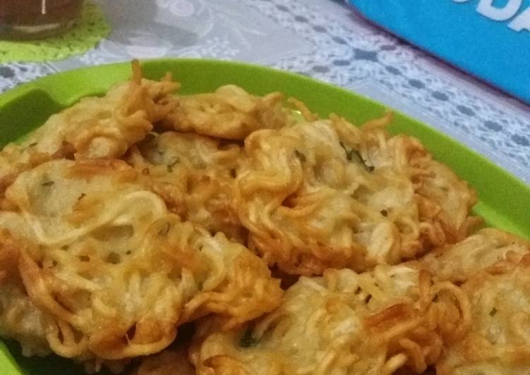 Bagaimana Membuat Bakwan Mie, Menggugah Selera