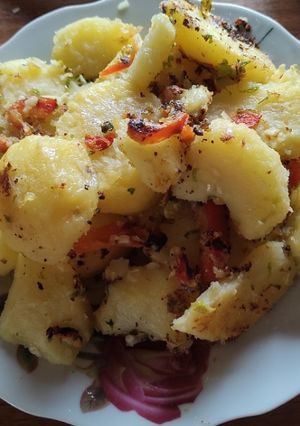 Una foto de Papas al ajillo 🧄🥔🌶️🧄