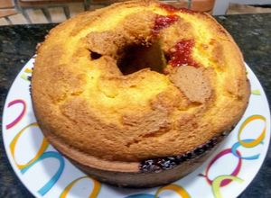 Foto de Bolo de fubá com suco de laranja e goiabada
