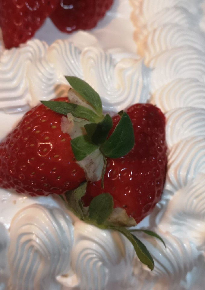Una foto de Mi bizcochuelo de fresas y merengue italiano 💕