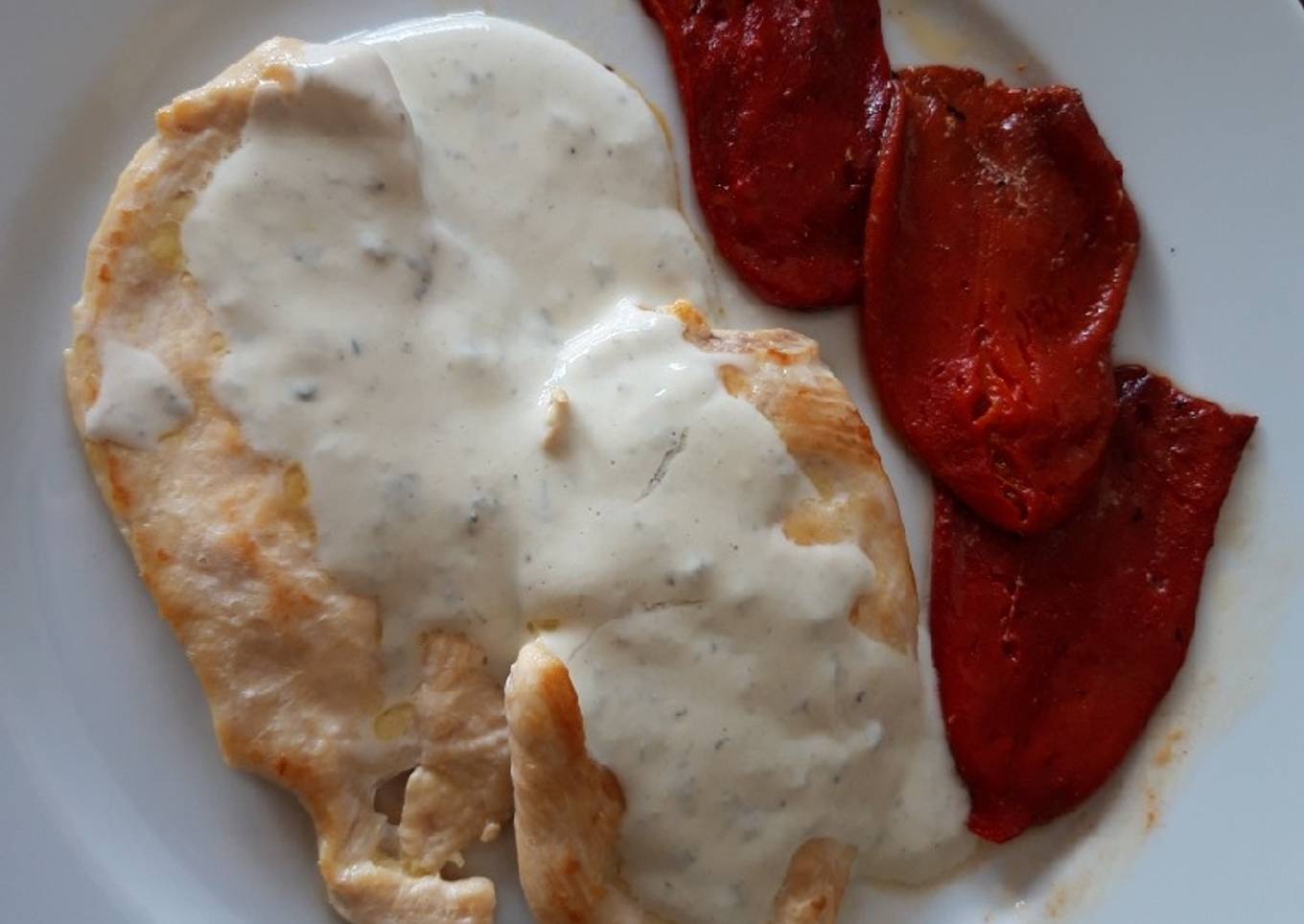 Pechugas de pollo con piquillos y salsa de queso azul