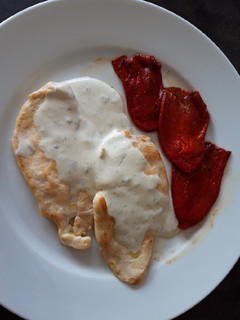 Una foto de Pechugas de pollo con piquillos y salsa de queso azul
