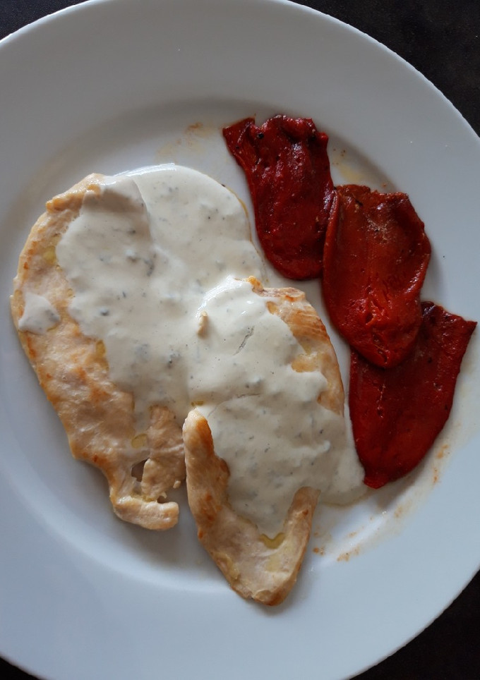 Una foto de Pechugas de pollo con piquillos y salsa de queso azul