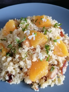 Una foto de Couscous con tofu a la naranja y frutos secos