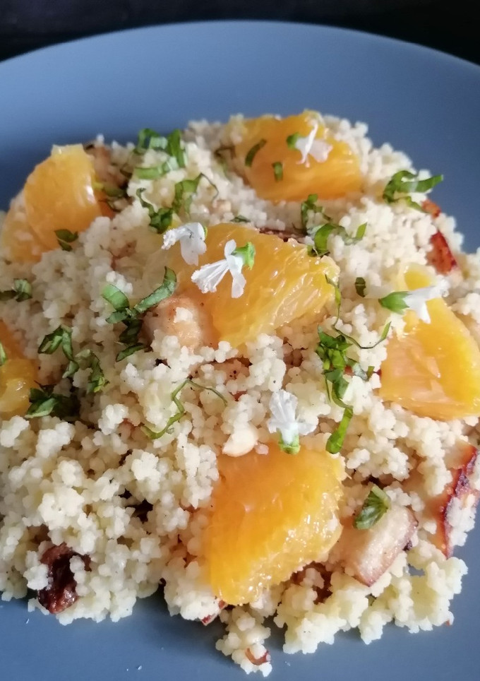 Una foto de Couscous con tofu a la naranja y frutos secos