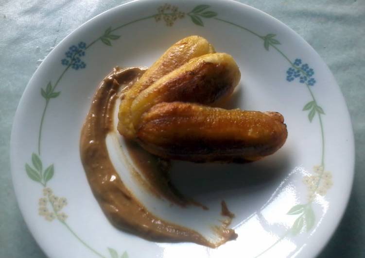 Crispy fried banana with peanut honey sauce