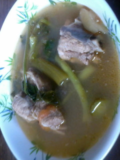 A picture of spare ribs and vegetable soup.