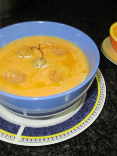 Una foto de Crema de calabaza con zumo de naranja y uvas Moscatel- vegano
