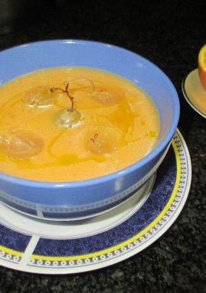 Foto principal de Crema de calabaza con zumo de naranja y uvas Moscatel- vegano