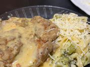 Una foto de pata y muslo de pollo con mostaza