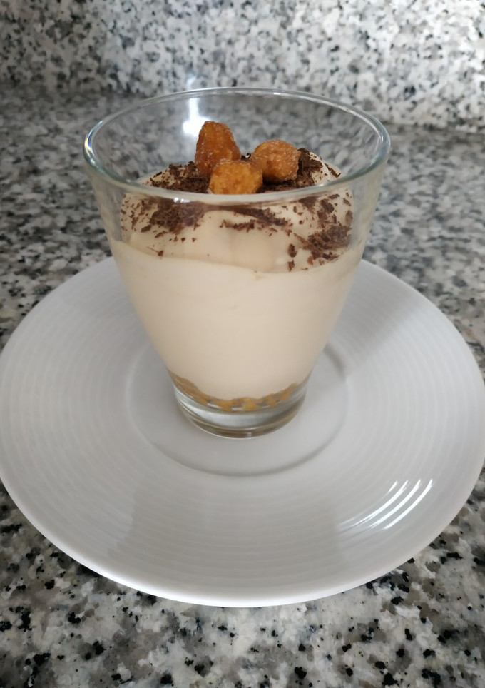 Una foto de Vasitos de crema de queso y café bombón