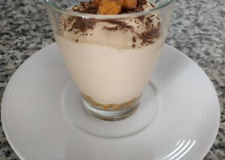 Vasitos de crema de queso y café bombón