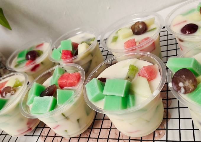 Minuman Berbuka Puasa Es Buah Puding Pandan