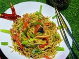 চিলি গার্লিক নুডলস (Chilli garlic noodles recipe in bengali)