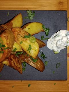 Фото Картопля🥔 запечена у аерофритюрі зі сметанно-часниковим соусом.