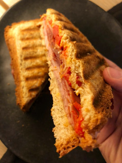 Una foto de Súper sándwich de lomo, jamón y pimientos en Lékué Grill al microondas