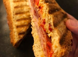 Foto principal de Súper sándwich de lomo, jamón y pimientos en Lékué Grill al microondas