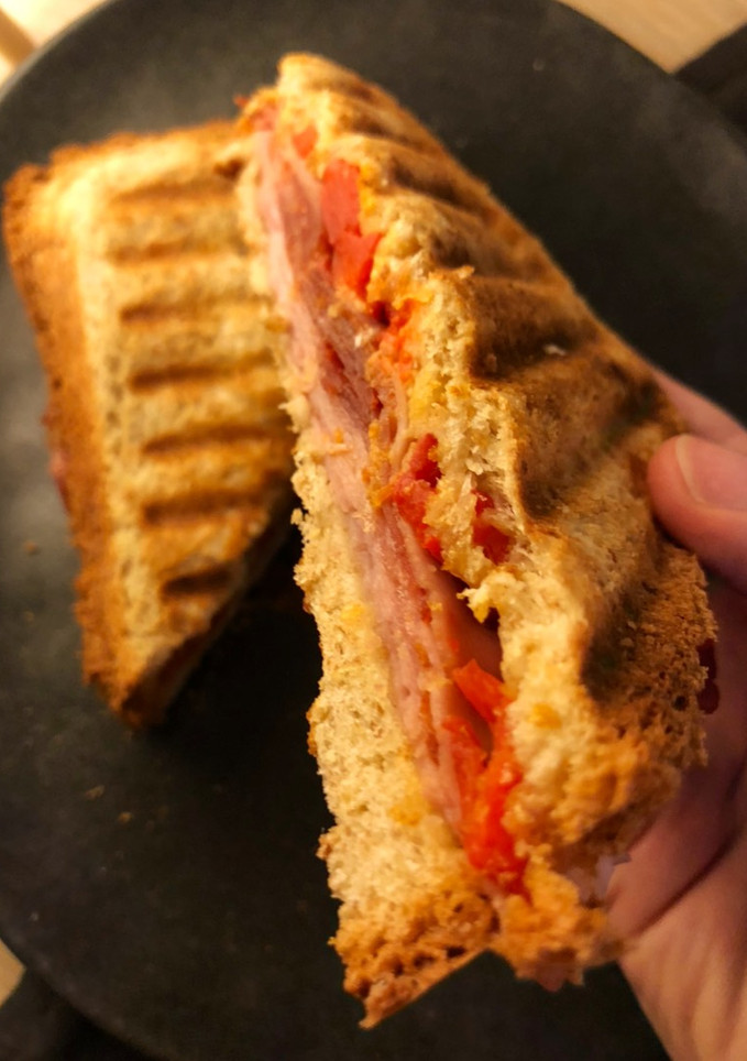 Una foto de Súper sándwich de lomo, jamón y pimientos en Lékué Grill al microondas