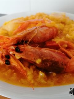Una foto de Arroz meloso con merluza y gamba roja
