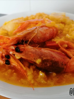 Una foto de Arroz meloso con merluza y gamba roja