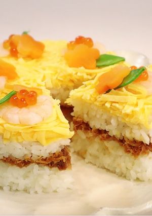 A picture of Easy Tuna Soboro Cake Sushi for Hinamatsuri.