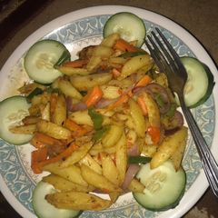 A picture of Irish potatoe chips with veggies.
