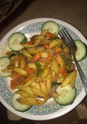 A picture of Irish potatoe chips with veggies.