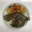 Rodaballo salvaje al horno con patatas y verduras