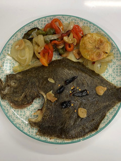 Una foto de Rodaballo salvaje al horno con patatas y verduras