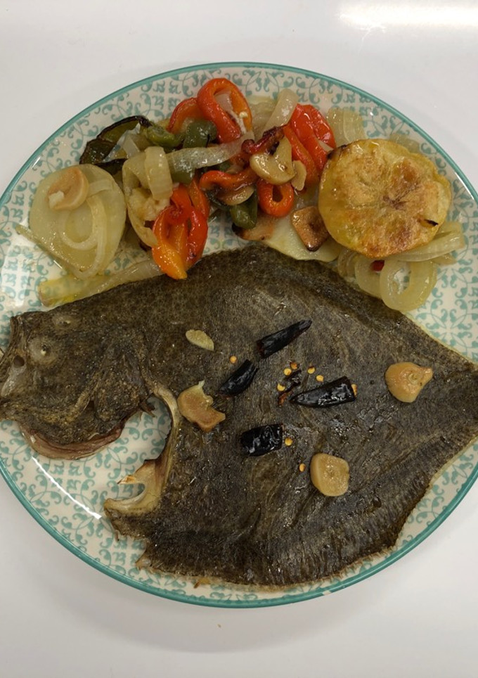 Una foto de Rodaballo salvaje al horno con patatas y verduras