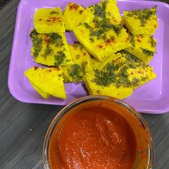 A picture of Khatta dhokla.