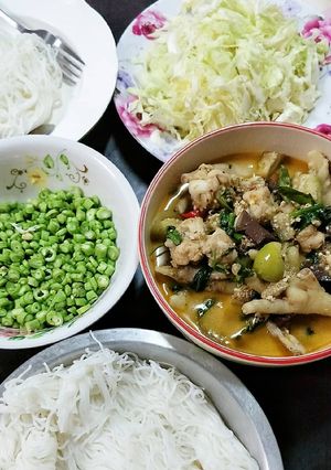 รูปของ ขนมจีนแกงไก่(แถมตีนไก่)