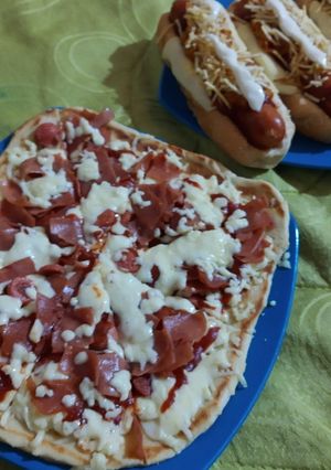 Una foto de Pizza carnes en paila y perros calientes