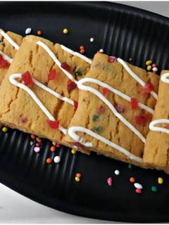 A picture of Cookie Cake.