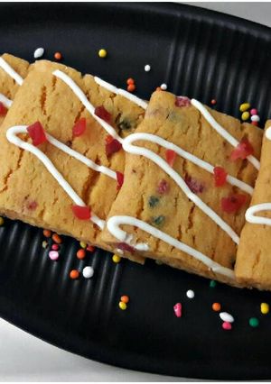 A picture of Cookie Cake.