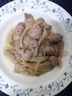 Una foto de Butifarra "esparracada" encebollada con gírgolas a la sidra