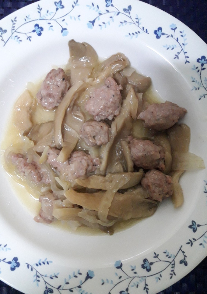 Una foto de Butifarra "esparracada" encebollada con gírgolas a la sidra