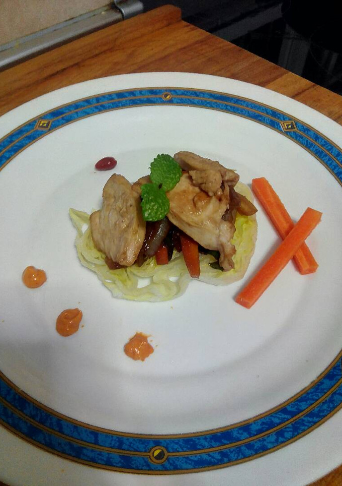 Una foto de Wok de pollo y verduras