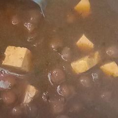 A picture of White Chickpeas with paneer.