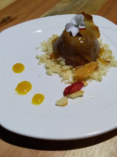 Una foto de Mousse de chocolate con coulis de mandarina y masa tulipe