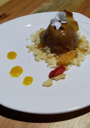 Una foto de Mousse de chocolate con coulis de mandarina y masa tulipe