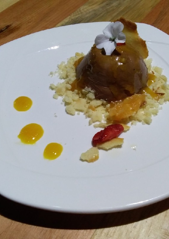 Una foto de Mousse de chocolate con coulis de mandarina y masa tulipe