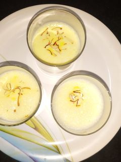 बदाम मिल्क शेक (badam milk shake recipe in marathi) रेसिपी चे मुख्य फोटो 