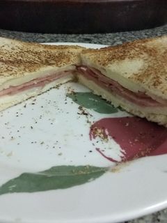 Una foto de 🥪 Sándwich de bacon y queso