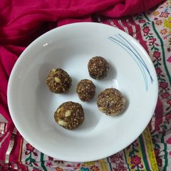 A picture of Mungphali til laddu.